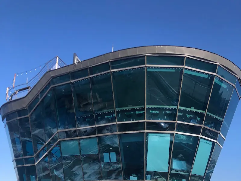 푸른 하늘과 조화를 이루는 카페 외관