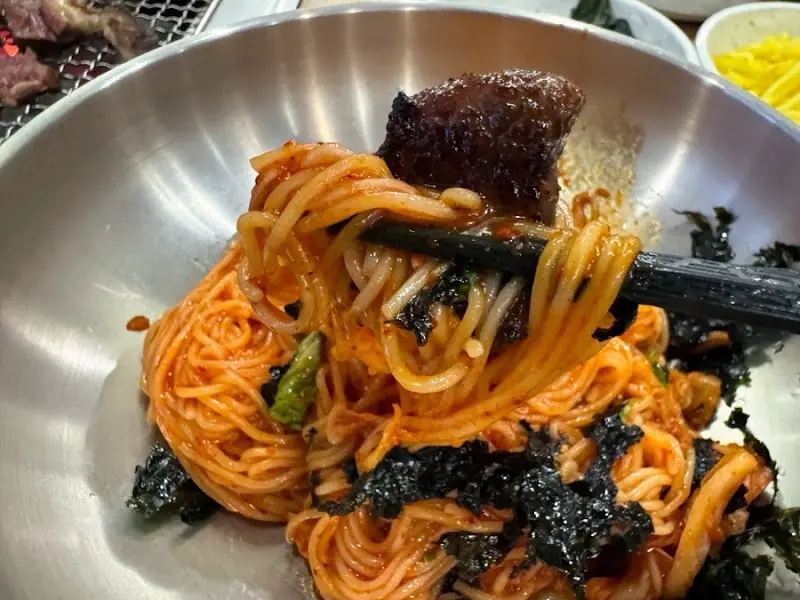 장어와 비빔국수의 환상적인 조합