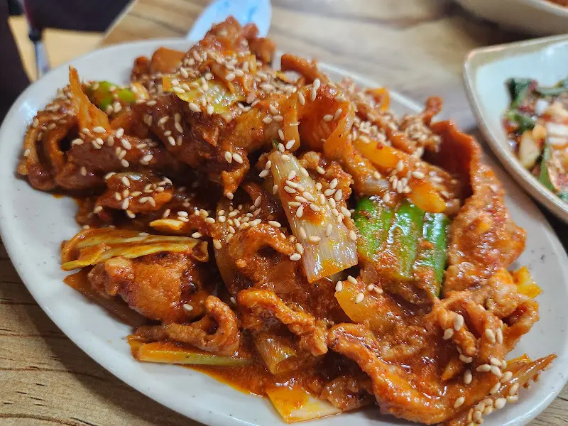 노릇하게 구워진 고등어 구이