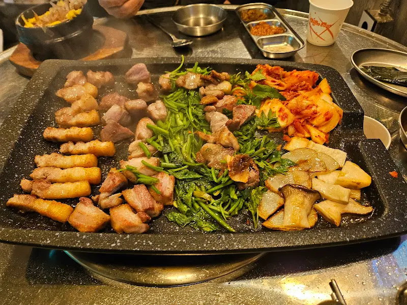 잘 구워진 돼지고기와 물미나리, 김치