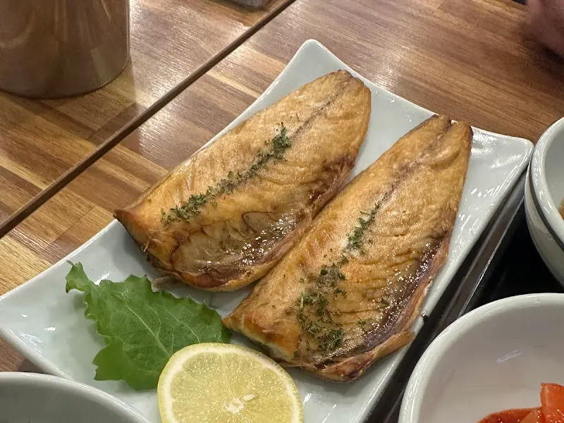 노릇하게 구워진 고등어 구이