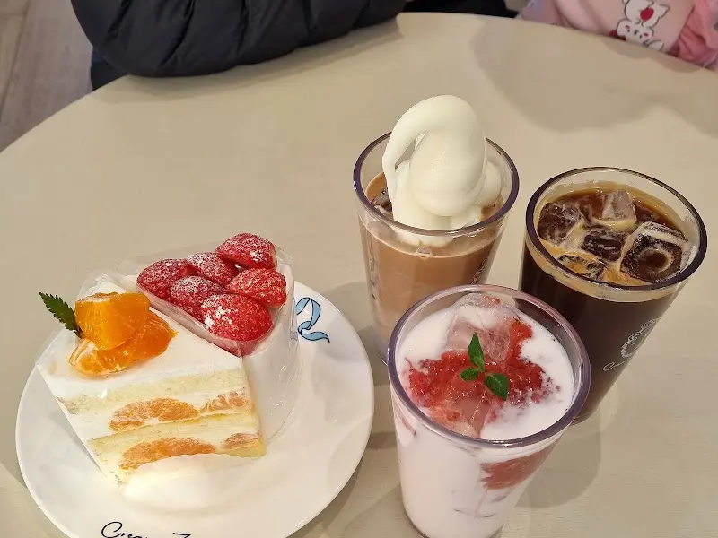 케이크와 음료 사진