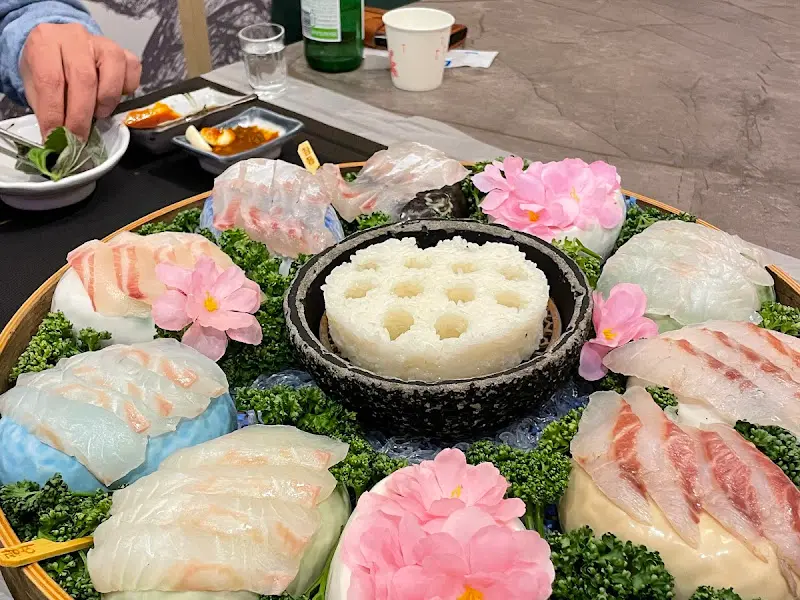 화려한 색감의 회와 장식들이 눈을 사로잡는 한정식 코스