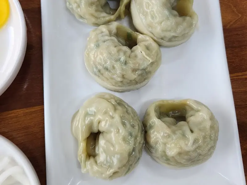 촉촉하고 큼지막한 만두