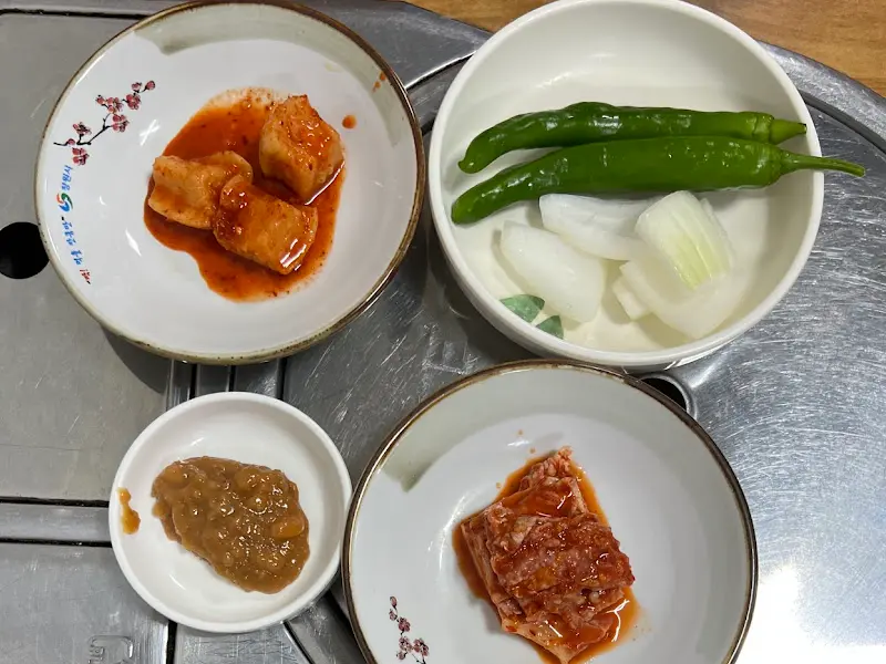 마산집의 밑반찬 클로즈업 샷