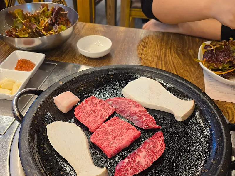 돌판 위에 구워지고 있는 한우