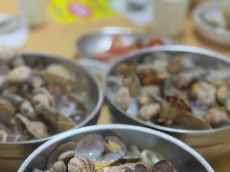 테이블 가득 쌓인 바지락 칼국수 그릇