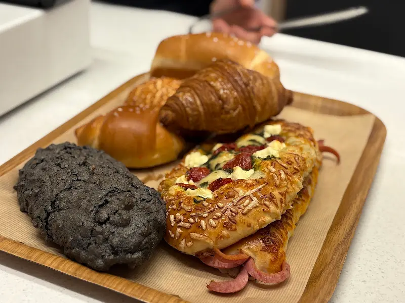 다양한 빵들이 담긴 쟁반