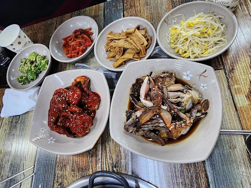 다양한 밑반찬과 메인 요리인 게장이 한 상 가득 차려진 모습