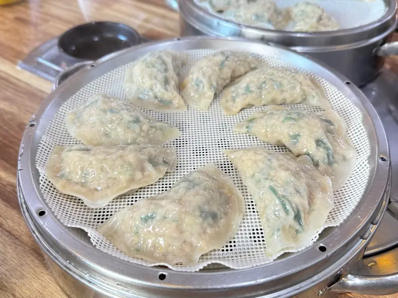 만두 한 판이 테이블 위에 놓여 있는 모습