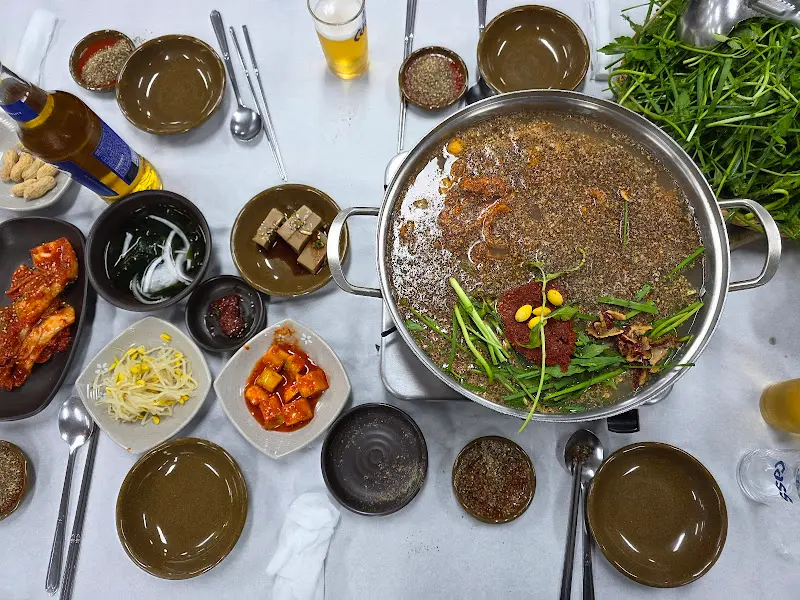 테이블 위 청둥오리 전골