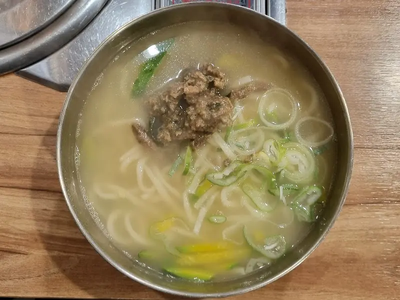 고기 고명이 올라간 칼국수