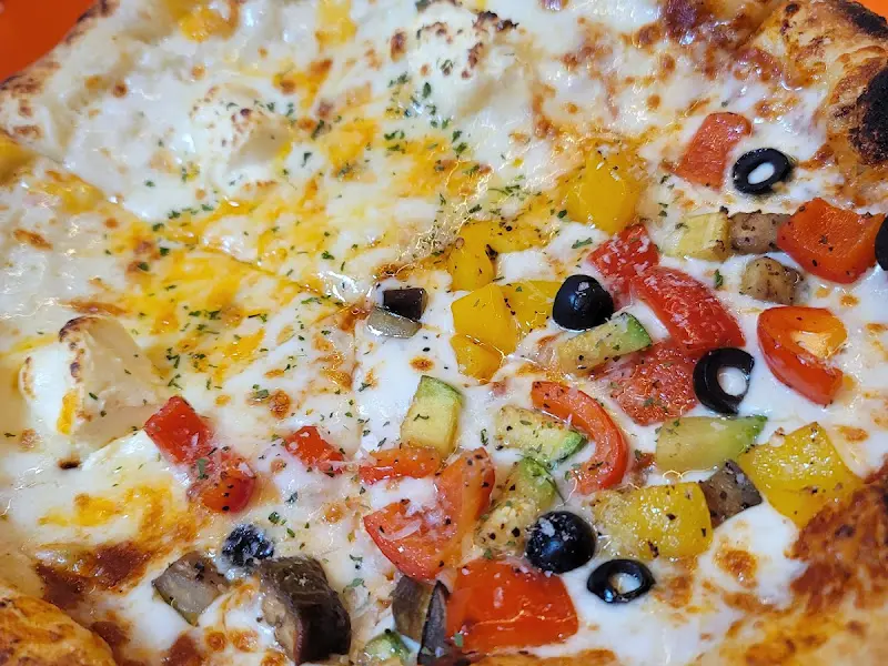 채소가 듬뿍 올라간 피자