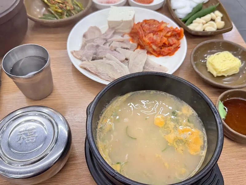 수육과 곁들임 메뉴