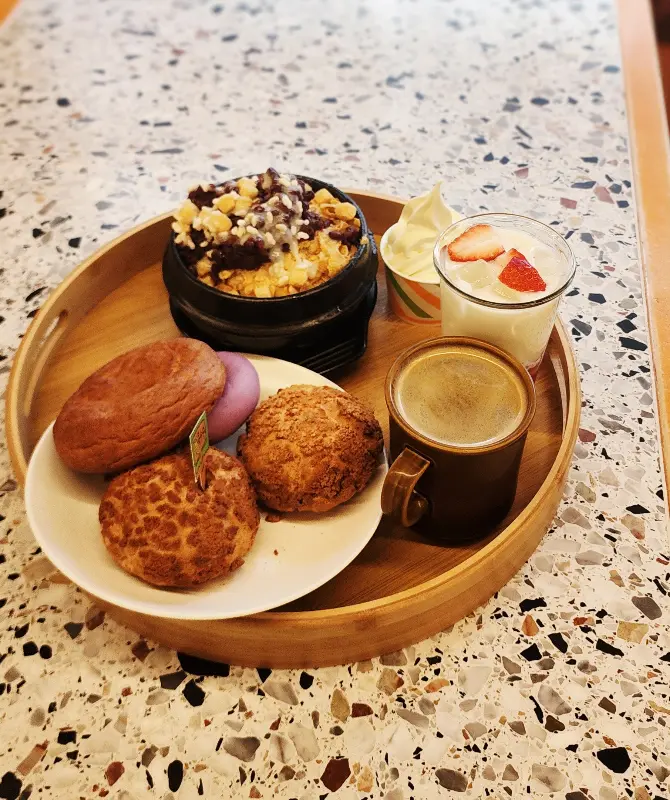 다양한 빵과 음료