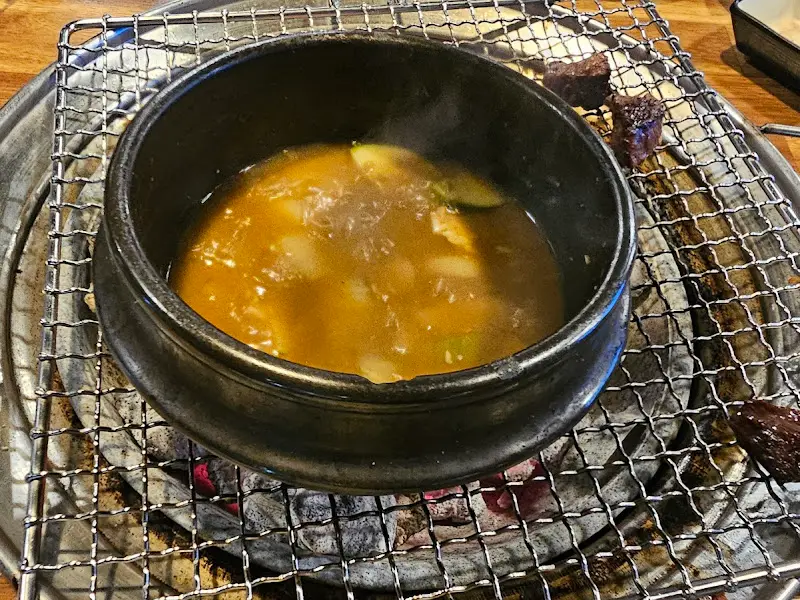 불판 위에 올려진 된장찌개