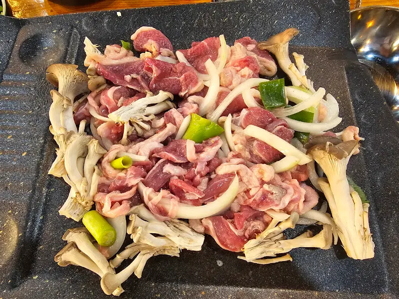 버섯과 함께 볶아진 오리 주물럭