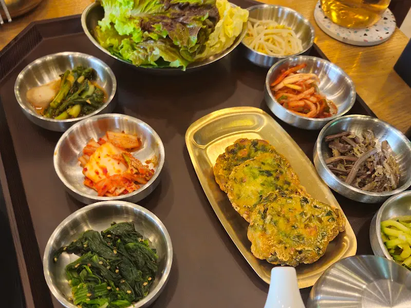 다양한 쌈 채소와 밑반찬