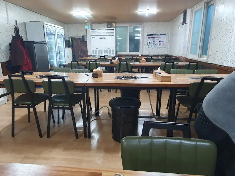 테이블 간 간격이 넓다