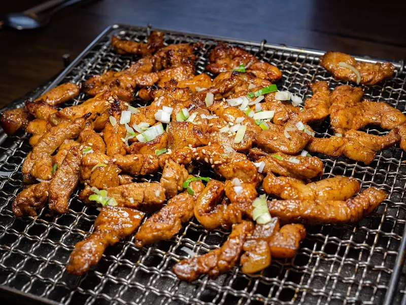 숯불에 구워진 흑돼지