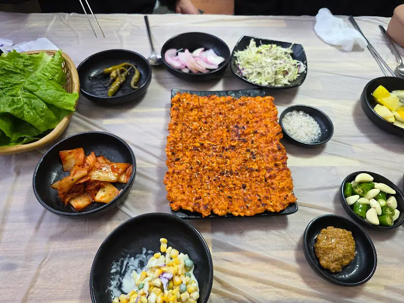 닭불고기와 다양한 반찬