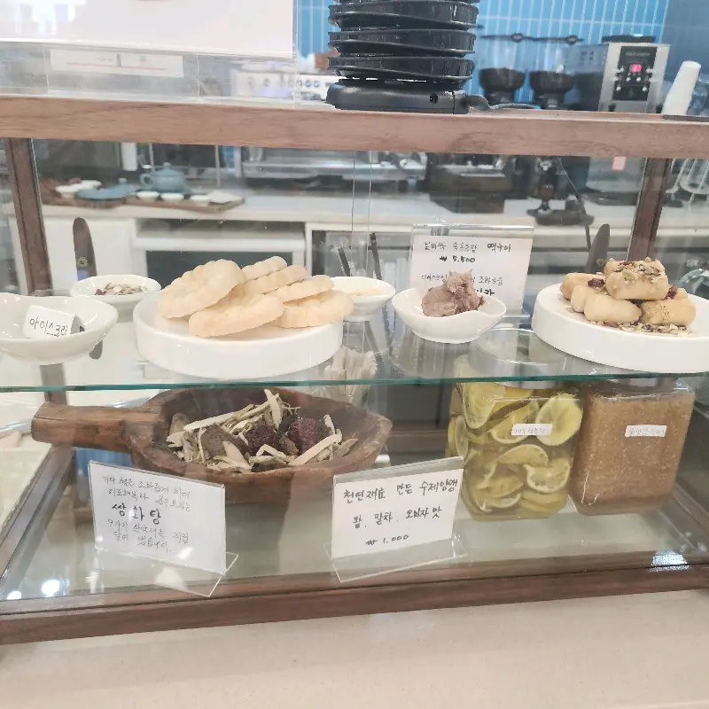 쇼케이스에 진열된 디저트