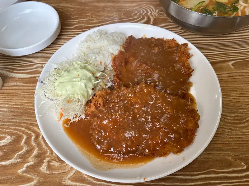 돈까스와 밥, 샐러드