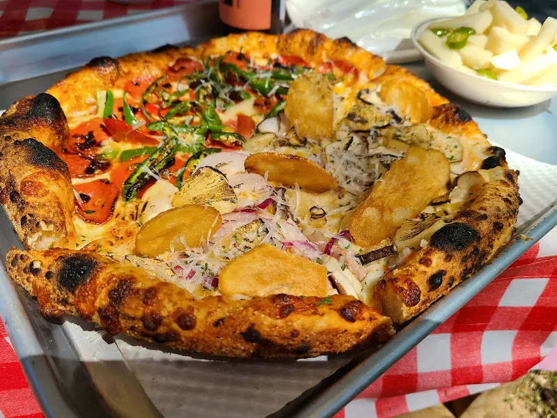 다양한 토핑이 올라간 피자