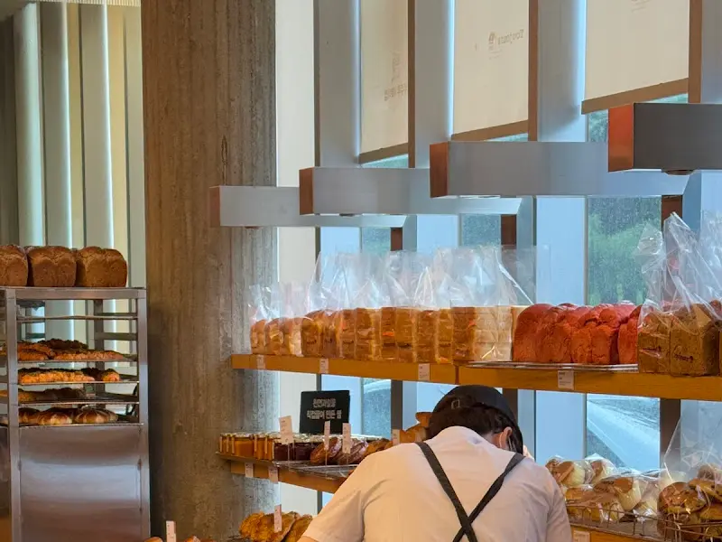 매장 내부 빵 진열대