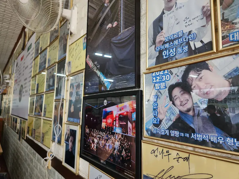 가게 내부 벽면을 가득 채운 연예인 싸인