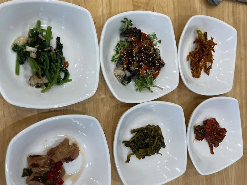 클로즈업된 밑반찬 사진