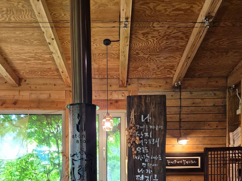 카페 내부의 아늑한 분위기