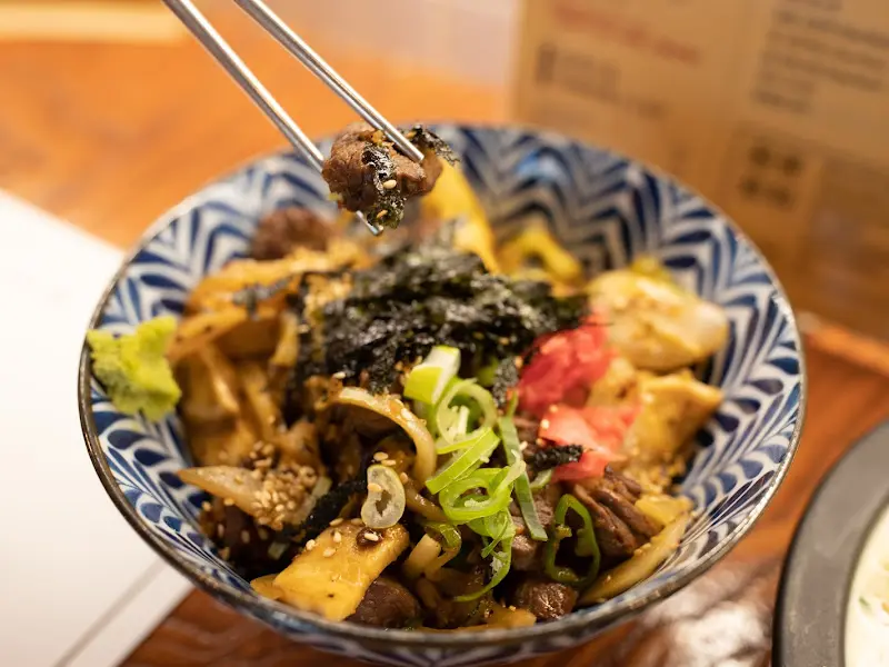 스테이크 덮밥 한 입