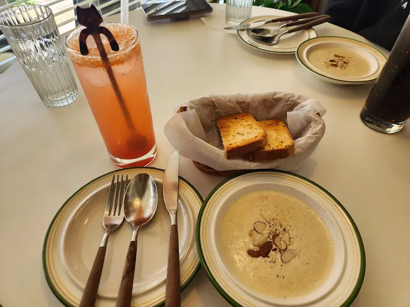 깔끔하게 차려진 테이블 세팅