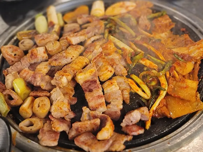 구워지는 삼겹살과 김치