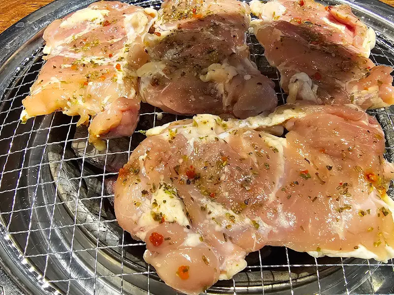 숯불 위에서 익어가는 닭갈비