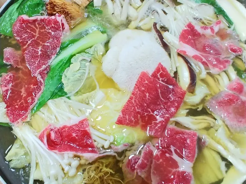 샤브샤브 재료와 고기가 함께 담긴 모습