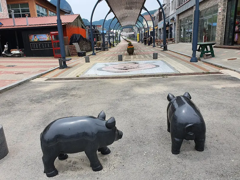식당 앞 돼지 조형물