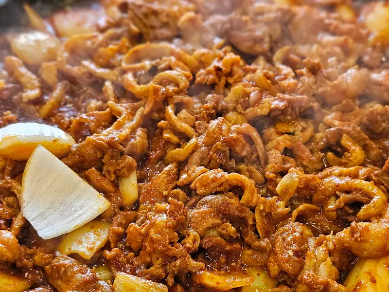 맛있게 익어가는 오리 불고기의 클로즈업 샷