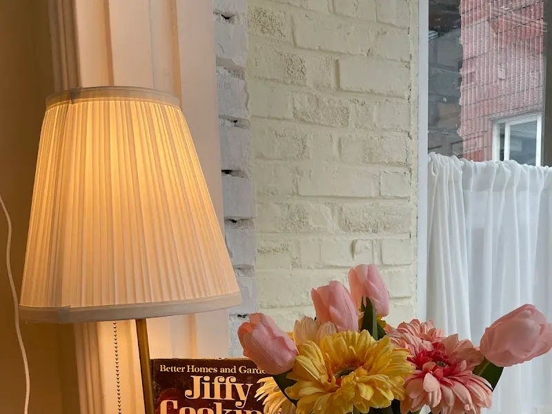 테이블 위에 놓인 꽃과 램프