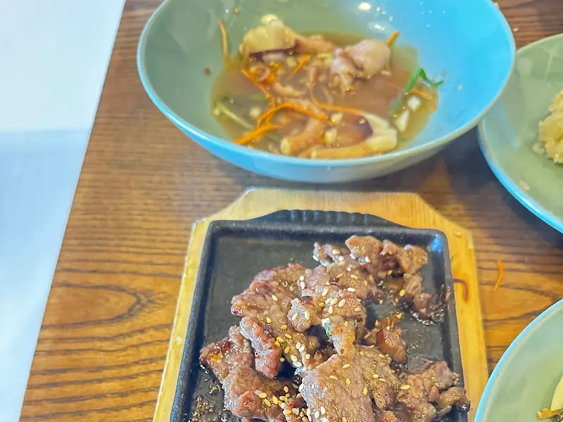 따뜻한 철판 위의 소고기 구이