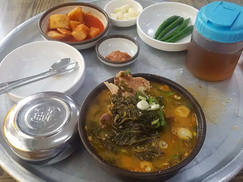 쟁반 위에 차려진 한 상