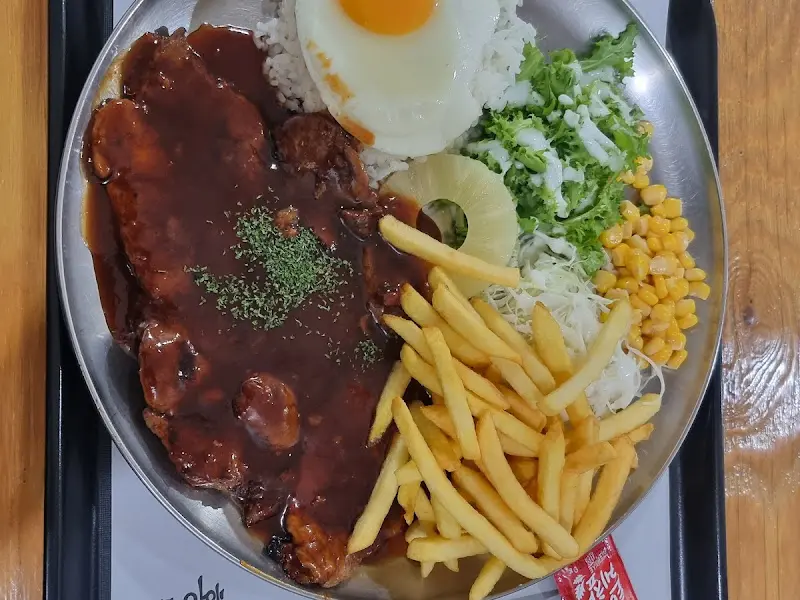 다양한 곁들임과 갈비