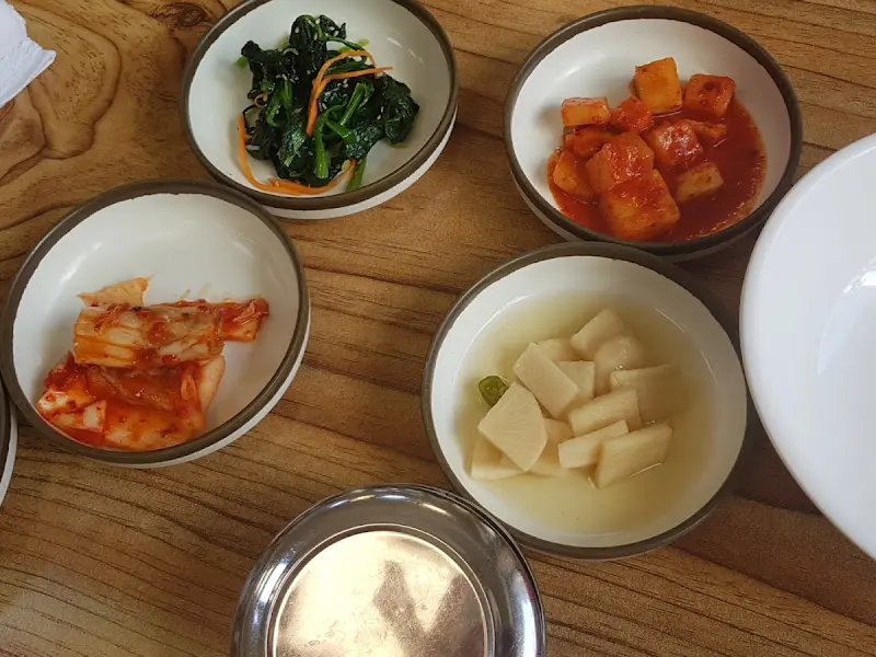 정갈하게 담긴 밑반찬