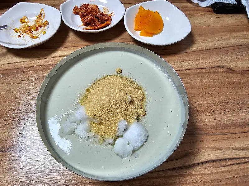 기호에 따라 설탕, 소금을 넣어 먹을 수 있다.