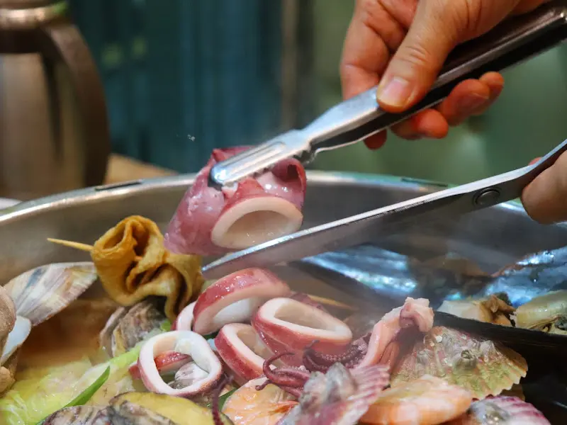 직원분이 손질해주는 오징어