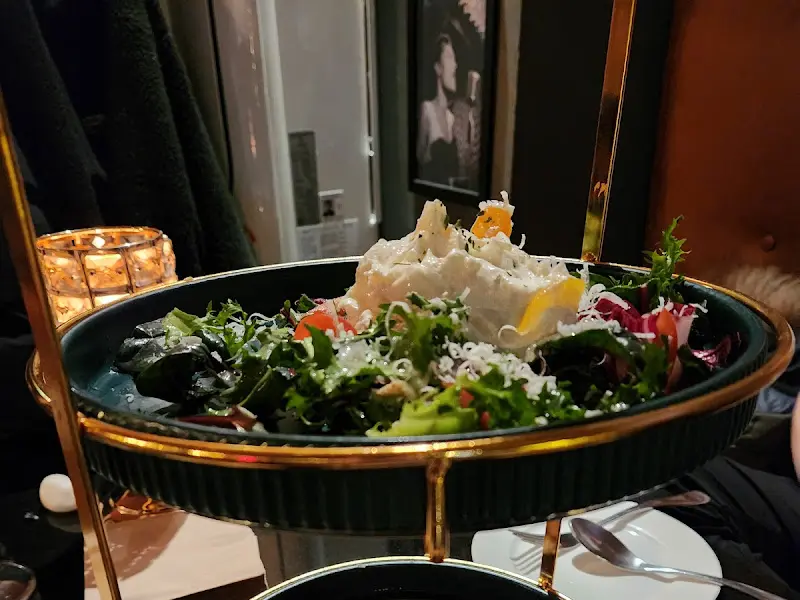 2단 접시에 세팅된 부채살 스테이크