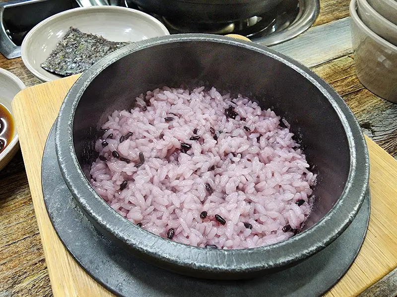 돌솥에 담겨 나온 갓 지은 밥