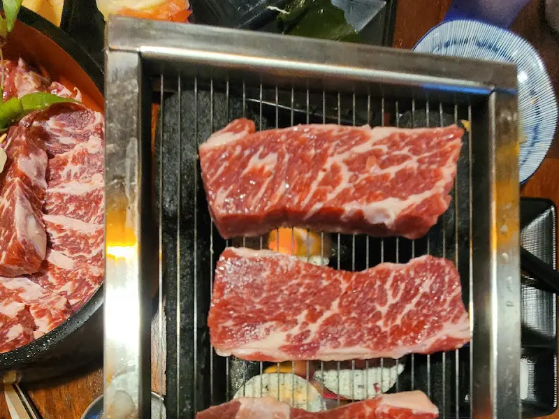 화로에 구워지는 두툼한 고기