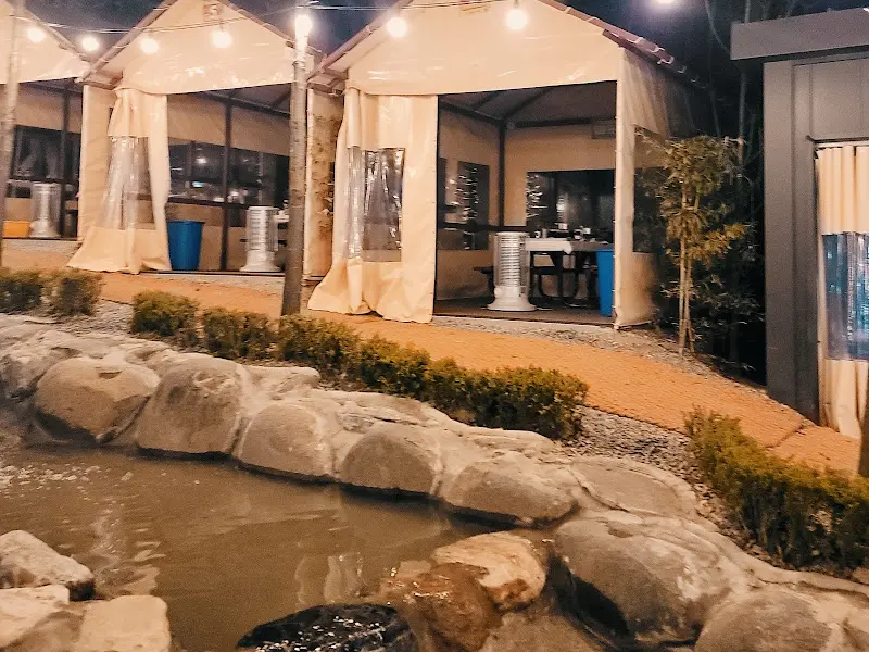 인공 계곡 옆에 위치한 텐트형 테이블